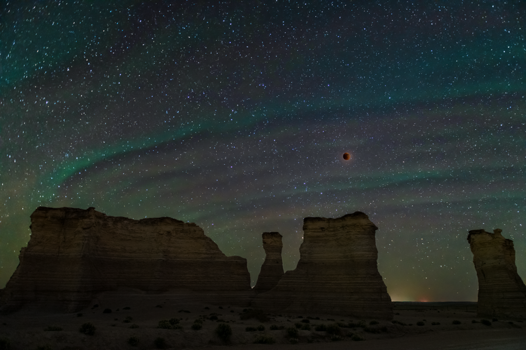 Monument-rock-and-lunar-eclipse-blog-1024x682.png